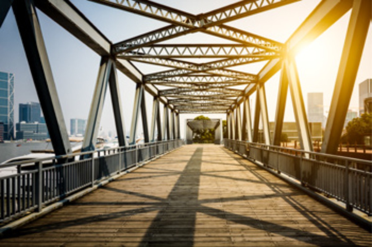 Construcción de estructuras para ediﬁcios, puentes e infraestructuras en general.